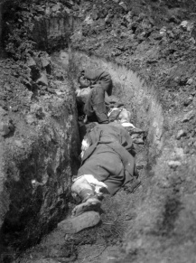 Soldaţi români răniţi, capturaţi de trupele austro-ungare.